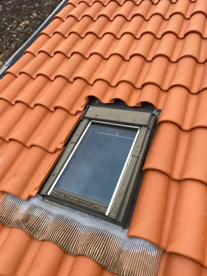 Fenêtre de toit posée et son raccord en partie basse