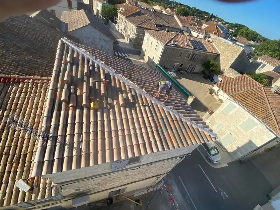 Rampant déposé et liteaux neufs, maisons voisines en arrière-plan