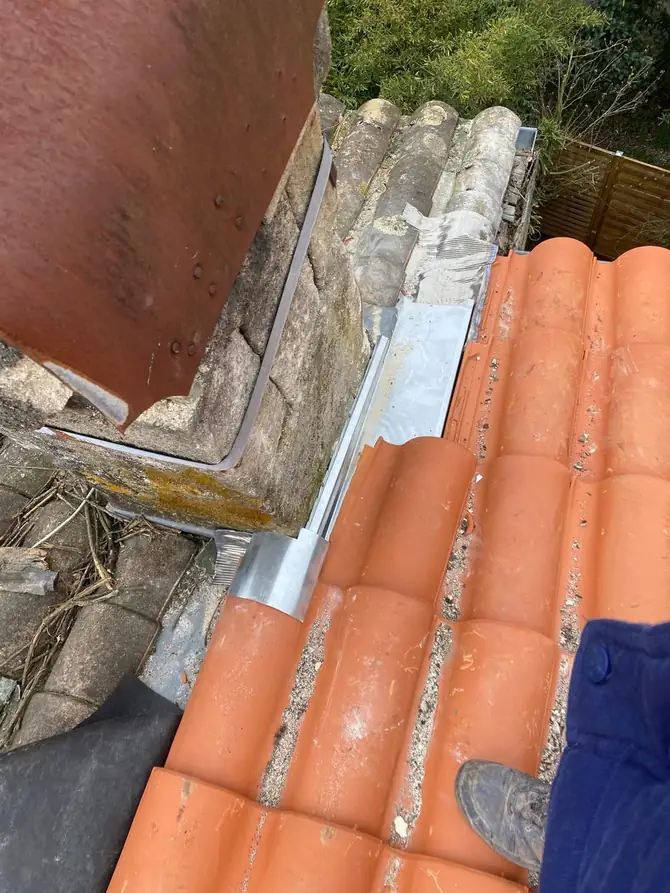 Bande de zinc posée en rive le long d'un mur