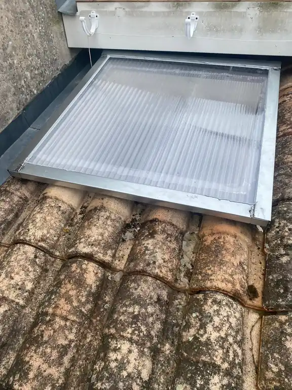Verrière posée sur une couverture en tuiles canal anciennes