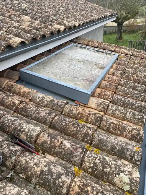 Châssis de toit encastré dans une couverture chargée de mousses