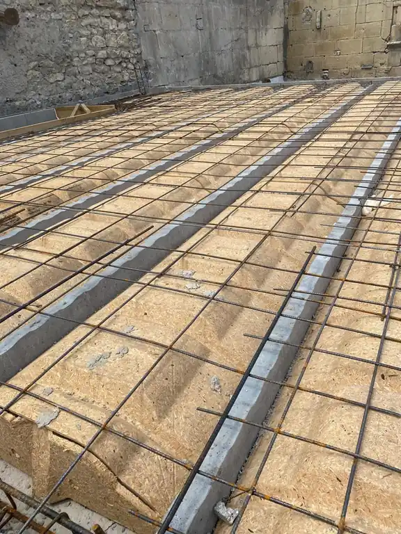 Voligeage neuf sur une grande toiture en cours de reprise