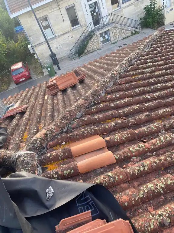 Faîtage en cours de dépose, tuiles neuves en attente de pose