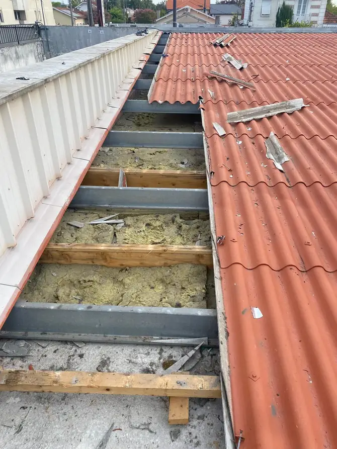 Raccord entre une couverture en bac acier et un rampant en tuiles