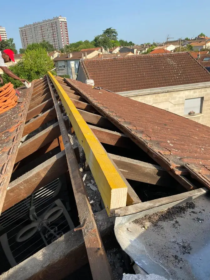 Rampant déposé, charpente et chevrons apparents au-dessus de la ville