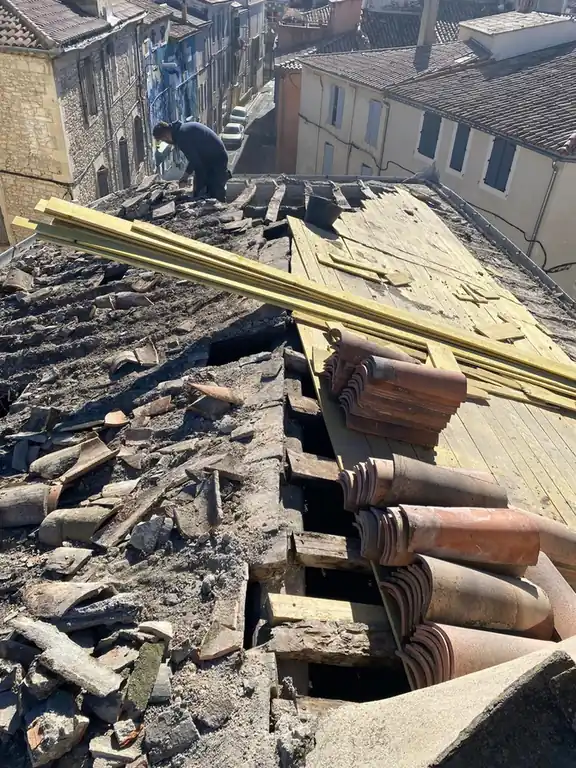 Dépose de tuiles et liteaux neufs posés sur la charpente