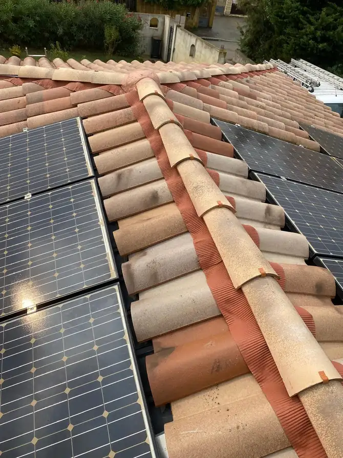 Panneaux photovoltaïques intégrés dans une couverture en tuiles